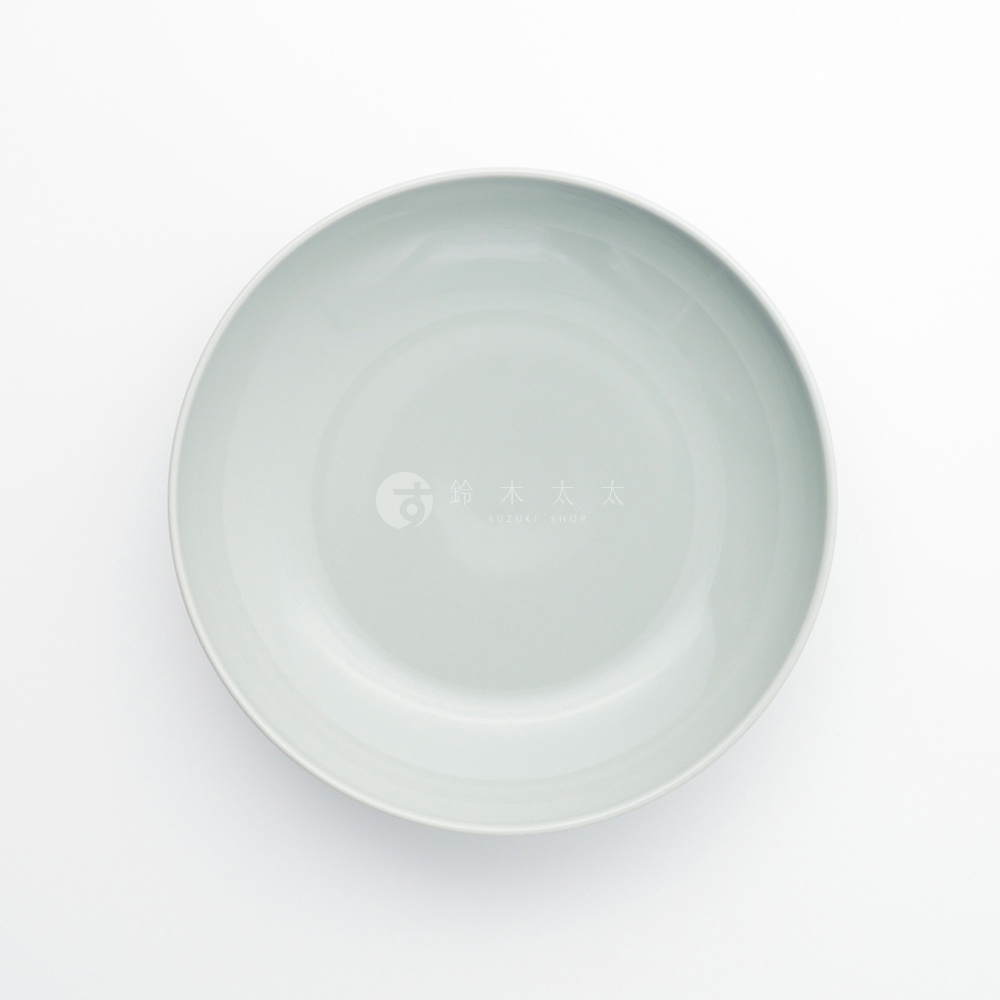 波佐見燒 Common 陶瓷料理深碗，21公分，呈現柔和的淺綠色調，碗內印有「SUZUKI SHOP」字樣。