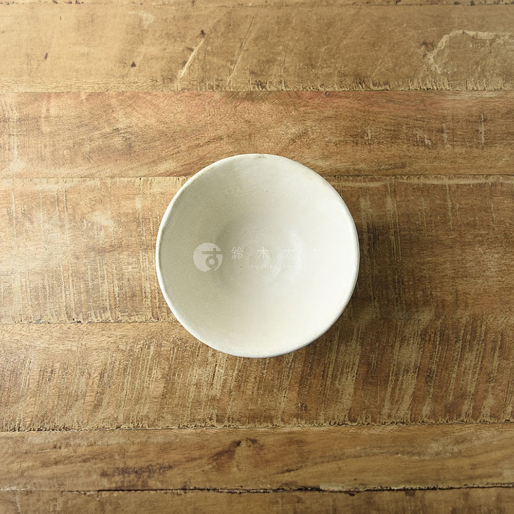 小兵六魯粉引丼碗，14.5公分，淺米白色，陶瓷材質，碗身帶有粉引釉色，放置於木紋桌面上。