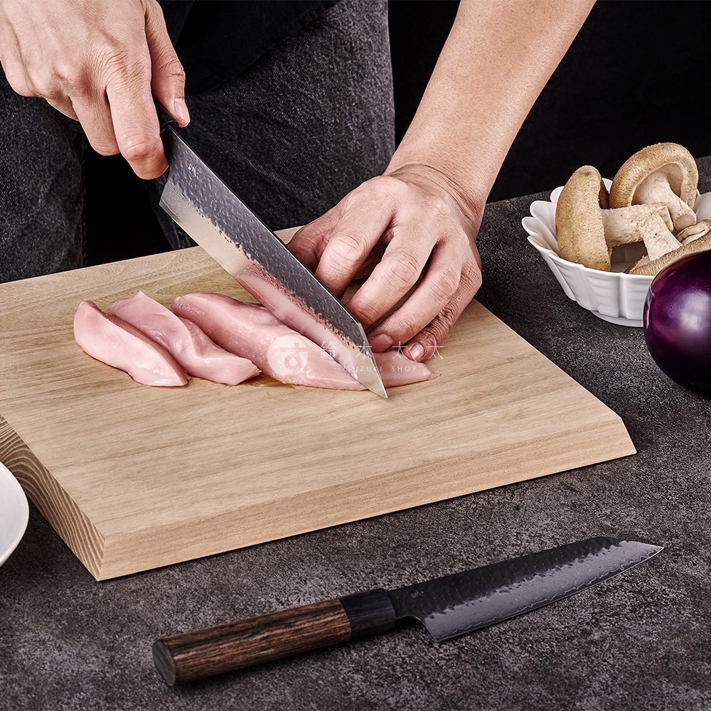 志津匠玄文化刀正在切雞胸肉，周圍有香菇和茄子