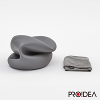 一組灰色的 MALLOW Knit 收納彈力平衡球迷你款，由光滑的塑膠製成，呈現扭曲的造型，旁邊放著一塊灰色針織布料。