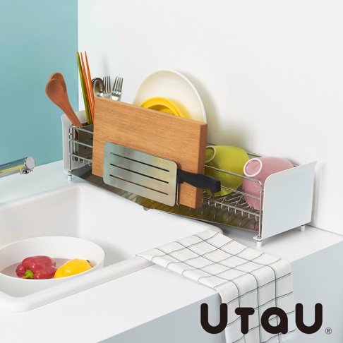 不鏽鋼材質的廚房瀝水架，可收納砧板、刀具、碗盤、杯子和餐具。架子上方有一個木質砧板，左側有一個刀具槽，右側有碗盤架和杯架。