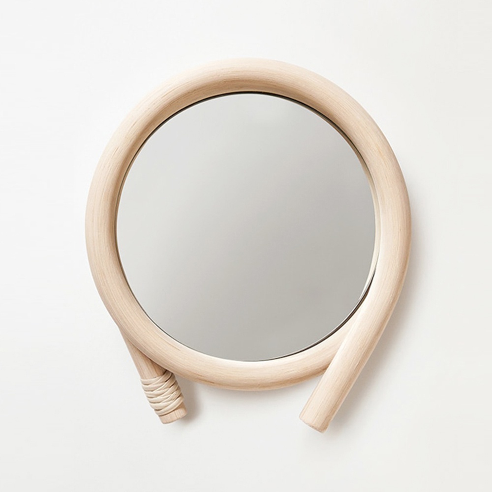 wawa藤編圓鏡，圓形鏡面，藤編框架，呈現天然木色，底部有細膩的藤條纏繞裝飾。