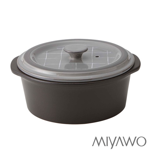 深灰色陶土湯鍋，配有透明玻璃鍋蓋，鍋蓋上有淺灰色網格紋路和一個圓形提手。鍋身呈現圓潤的造型，帶有兩個側面把手。