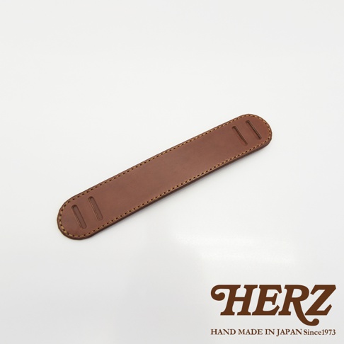 職人手作皮革Big肩墊，棕色，帶有縫線和兩個長條形開口，適用於肩帶。