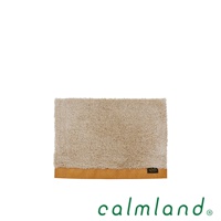 Ward Robe 天然防滑玄關地墊 S，米白色絨毛材質，底部邊緣為棕色麂皮，整體為長方形。