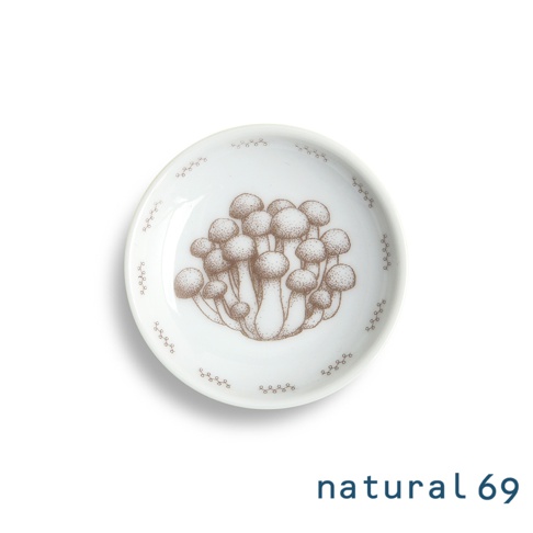 白色陶瓷迷你小碟，碟面繪有棕色手繪風格的成簇蘑菇圖案，邊緣飾有細小的環狀紋飾。