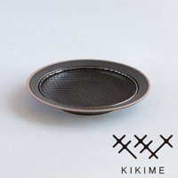 美濃燒圓形瀝油餐盤，盤身為深灰色，邊緣帶有淺棕色，內嵌黑色金屬網架，用於瀝油。