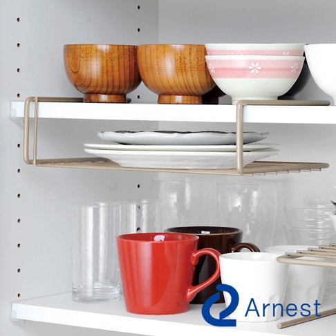 金色金屬製雙層碗盤收納掛架，架上層擺放木碗和花紋碗盤，下層架有白色盤子，下方架子則擺放玻璃杯、紅色馬克杯、深棕色馬克杯和白色馬克杯。