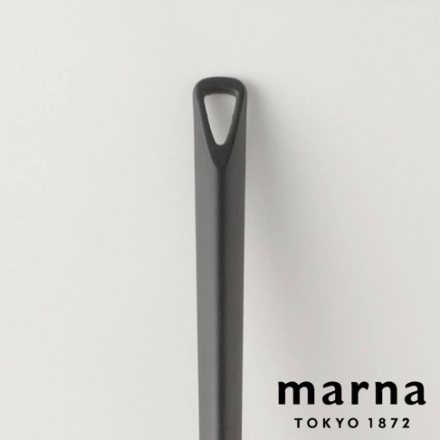 marna TOKYO 1872 標誌下方是灰色柄的料理匙局部，帶有三角形掛孔