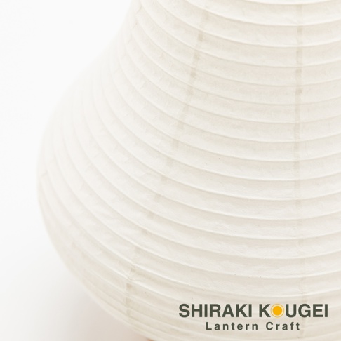 米白色紙質提燈，表面有細緻的橫向褶皺紋理，呈現圓潤的曲線造型。
