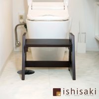 深棕色木製二階墊腳凳，簡潔設計，堅固耐用，適合放置於馬桶前，方便使用。