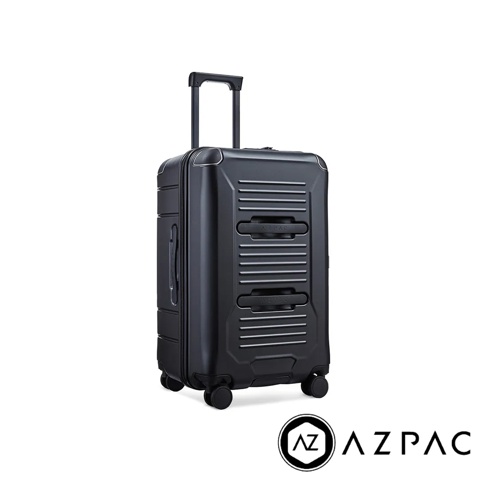 AZPAC Trucker 2.0 26吋旅行箱，黑色防爆材質，設有煞車功能，箱體表面有橫向紋路裝飾與兩個AZPAC標誌，配備伸縮拉桿與四顆萬向輪。