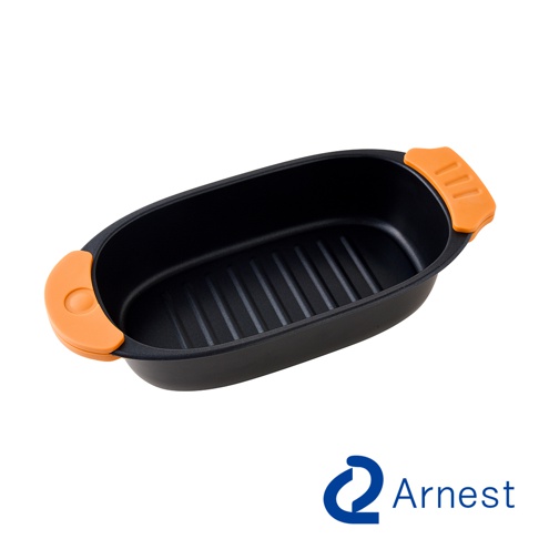 Arnest 品牌橢圓形黑色微波爐烤盤，兩側有橘色隔熱握把，內部有條紋凹槽。