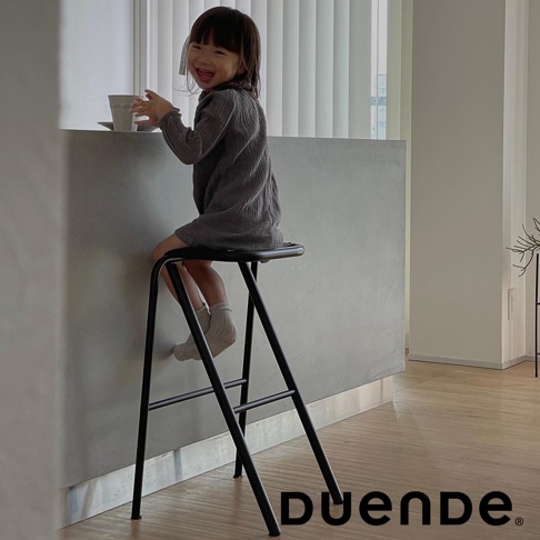 黑色金屬吧檯椅，椅面為黑色圓形，椅腳為細長黑色金屬管，椅身設計簡約，適合搭配吧檯或高桌使用。