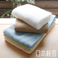 堆疊的居家毛巾，由上至下顏色依序為白色、淺棕色、淺藍色、淺綠色和粉紅色。毛巾質地柔軟，呈現絨毛感。