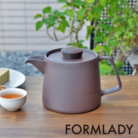 日製萬古燒紫砂茶壺，容量1.1公升，呈現樸實的紫褐色調，搭配木質壺蓋。壺身造型簡約，帶有細長注水壺嘴及直角提把，適合沖泡煎茶或咖啡。