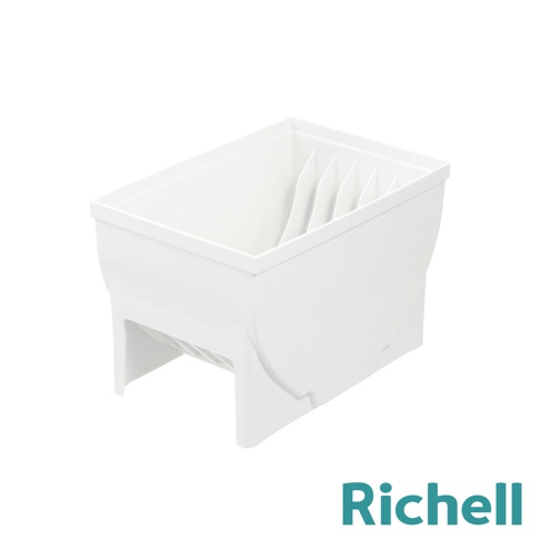 白色塑膠製的抽屜式餐盤收納架，內部有隔間，可直立收納餐盤，下方有支撐腳。