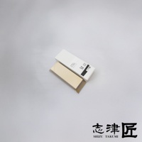志津匠 1000/3000 號磨刀石，磨刀石表面為米黃色，包裝盒為白色，盒上印有日文和英文品牌及型號資訊。