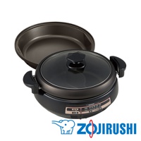 黑色鴛鴦鐵板萬用鍋，配有透明玻璃鍋蓋和兩個黑色把手。鍋體表面印有品牌標誌和溫度控制面板。鍋身旁另有一個深棕色的內鍋。