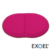 MINI PUNI Plus 坐墊，採用鮮豔的桃紅色織物材質，整體為橢圓形，表面有兩條縱向縫線分隔，邊緣為較深的紅褐色包邊。