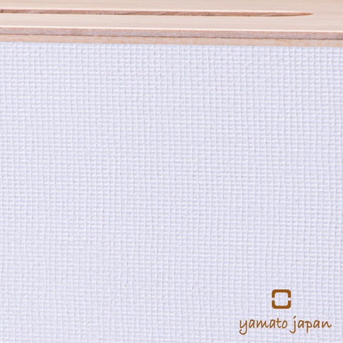 手作布藝木質面紙盒，盒身為白色格紋布藝，頂部邊緣為淺木色木質，側邊印有「yamato japan」字樣及方形圖示。