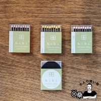 香氛火柴禮盒（花園系列款，3入組）包含三盒淺綠色紙盒包裝的火柴，每盒頂部露出不同顏色的火柴頭：一盒粉色，一盒黃色，一盒淺粉色。底部另有一盒裝有黑色圓形香氛片的火柴盒。所有包裝盒上均印有白色「hibi」品牌標誌。