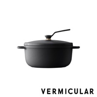 黑色琺瑯鑄鐵鍋，22公分，帶有黑色鍋蓋和金屬把手，鍋身有兩個提把。