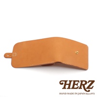 職人手作皮革原子釦型二折式短夾，淺棕色皮革，展開狀態，可見縫線與金屬原子釦。