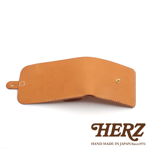 職人手作皮革原子釦型二折式短夾，淺棕色皮革，展開狀態，可見縫線與金屬原子釦。