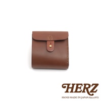 棕色皮革製成的二折式短夾，正面有原子釦開合與縫線裝飾，側面可見手工縫製的細節。