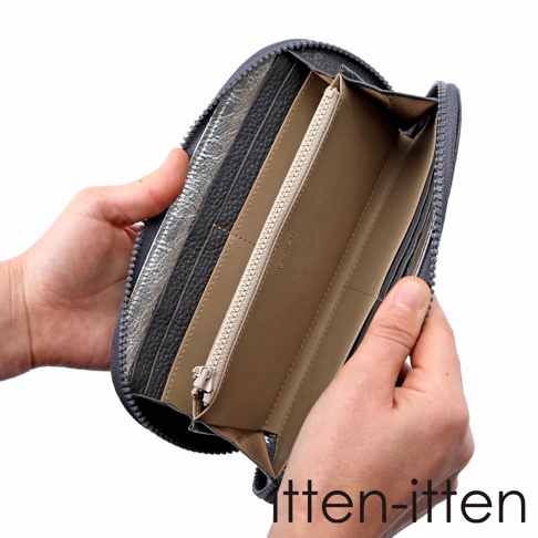 itten-itten 義大利皮革圓角長夾，由雙手持握展開，露出內部卡槽與拉鍊零錢袋，背景為白色。