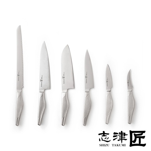 六把不同尺寸的銀色不鏽鋼廚房刀具，刀柄皆有紋路設計，最左邊為鋸齒狀麵包刀，右側依序為小、中、大尺寸的主廚刀及兩把較小的水果刀。