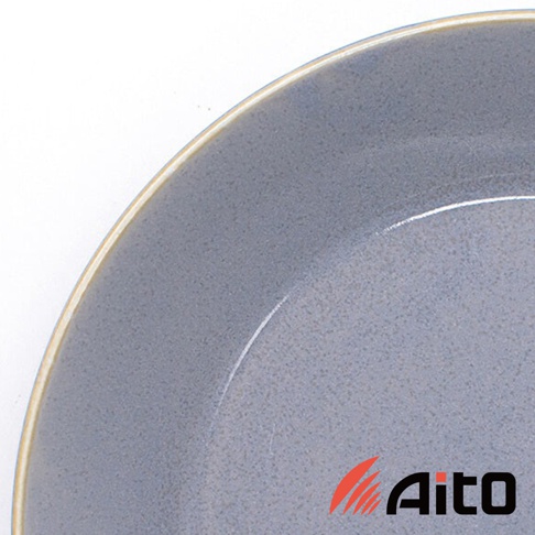 淺灰色陶瓷盤，邊緣帶有米色滾邊，盤面有細微顆粒感。