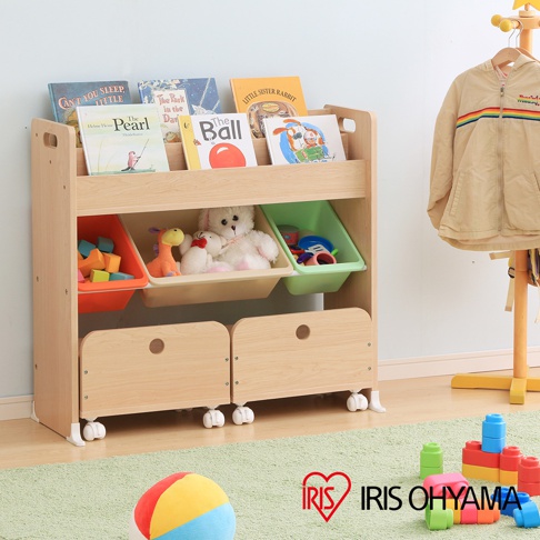 木製童心玩具繪本收納架，附有輪子，上層擺放多本繪本，下層有三個不同顏色的收納箱，分別裝有玩具。