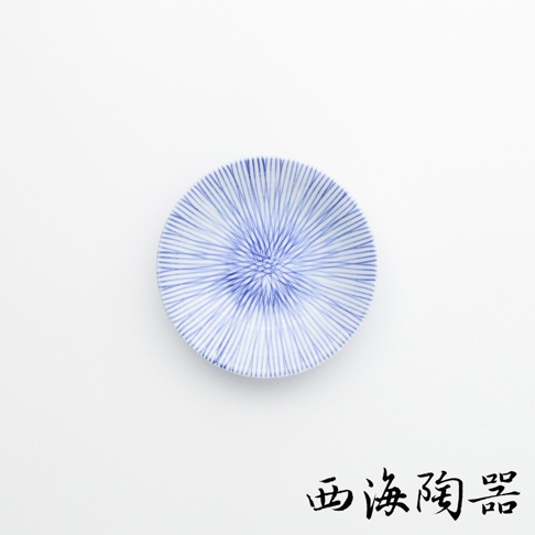 圓形白色瓷盤，盤面繪有藍色細緻放射狀線條，呈現十草紋，盤中央線條較密集，向外擴散。