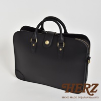 黑色職人手作皮革三層收納兩用商務公事包，具有金色五金配件和提把，皮革材質，簡約設計，適合商務場合。