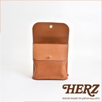 一皮革翻蓋迷你後背包，棕褐色，無襯裡，附金屬按扣。