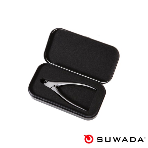 銀色金屬指甲剪，置於黑色內襯的長方形金屬盒中，指甲剪呈現彎曲的造型，刀刃部分精緻。