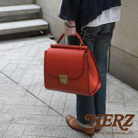 日本HERZ 職人手作紅色皮革屋瓦風兩用單肩包，附金色鎖扣。