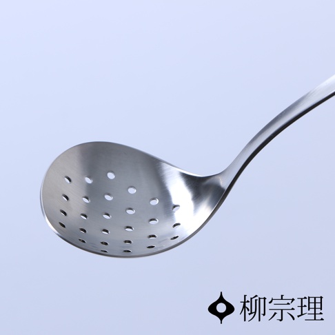 一個小巧的不鏽鋼圓孔杓，杓面佈滿均勻的圓孔，杓柄光滑，整體呈銀色金屬光澤。