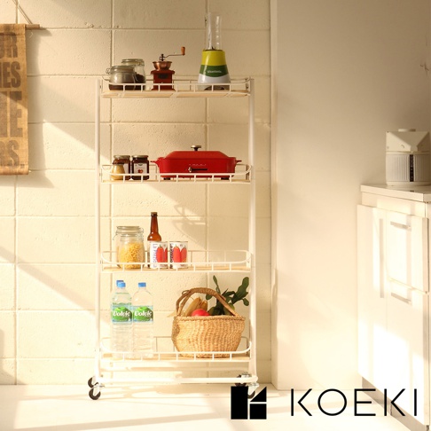 白色四層置物推車，頂層有咖啡研磨機、果汁機及罐子；第二層有紅色烤盤及果醬罐；第三層有義大利麵罐、啤酒瓶及馬克杯；底層有兩瓶水及籐編籃。