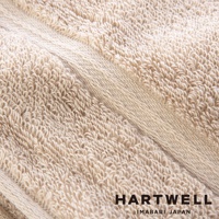 今治世紀傳承洗鍊輕盈毛巾，呈現淺米色調，材質細緻柔軟，毛圈織法清晰可見，質感輕盈。