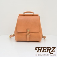 職人手作皮革屋瓦風後背包，淺棕色，經典簡約設計，採用天然皮革材質，附有金屬扣環與可調節背帶。