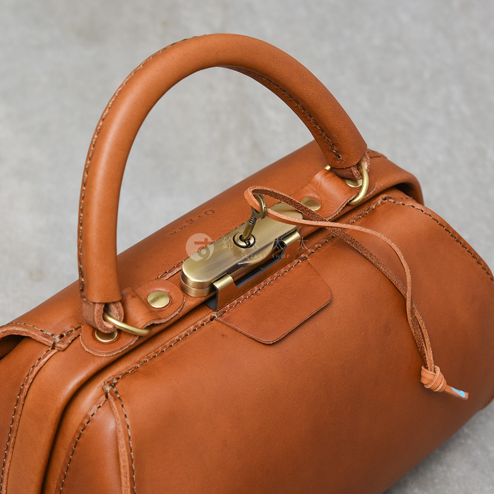 職人手作皮革Organ兩用口金手提包 G-81，淺棕色皮革，帶有金色金屬鎖扣和提把，縫線清晰。