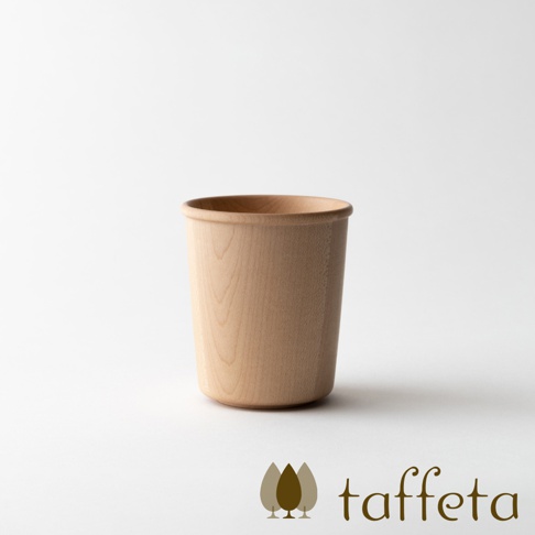 一個淺色木質寬口杯，杯身呈現自然的木紋，杯緣有圓潤的處理，置於純白色背景上。