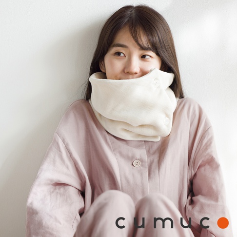 一位年輕女子頭部被白色保暖頸套圍住，身穿淡粉色連帽外套，圖片右下角有「cumuc」品牌標誌。