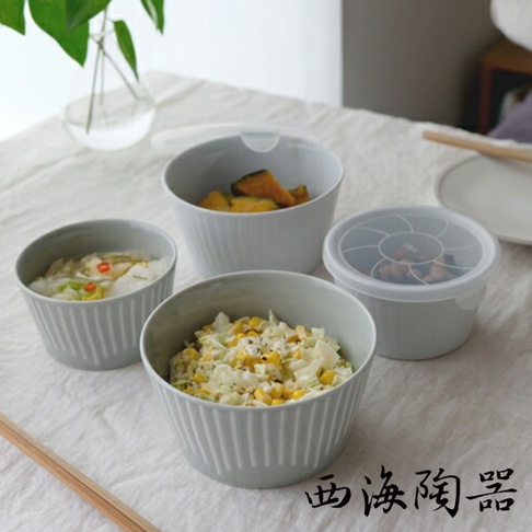 四個灰藍色調的波佐見燒微波小碗，碗身有垂直細紋，其中兩個碗分別裝有南瓜塊和涼拌菜，另一個碗裝有玉米沙拉，其中一個碗帶有半透明的格子狀蓋子。