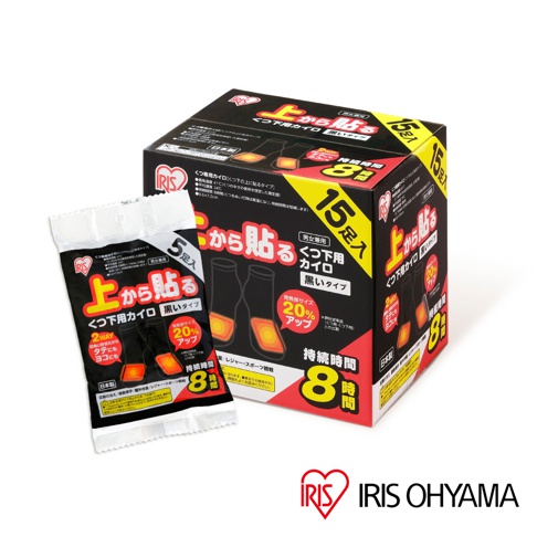 一盒黑色的貼襪式暖暖包，包裝上印有日文說明和暖暖包圖示。左側為一包已拆封的暖暖包，展示黑色包裝和暖暖包圖樣。