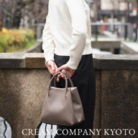 京都職人手作兩用手提托特包，灰色荔枝紋皮革，簡約方正設計，配有提把，展現優雅氣質。