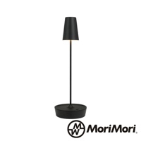 復古風格的黑色金屬檯燈，配有圓形底座和錐形燈罩，散發出溫暖的光線。